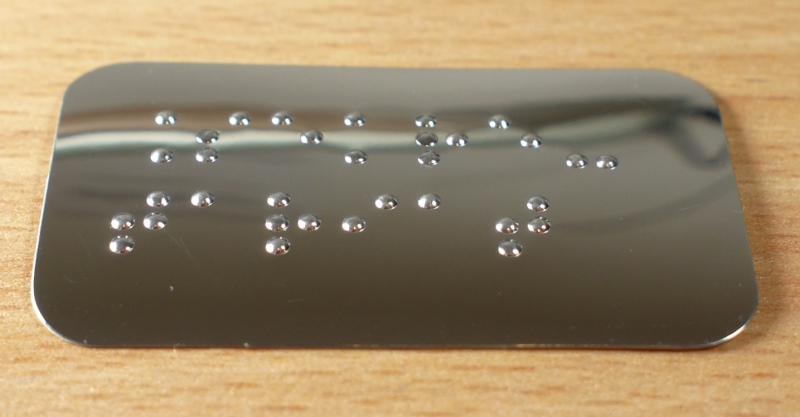 Zdjęcie przedstawia folię lustrzaną z tłoczneiem w brajlu