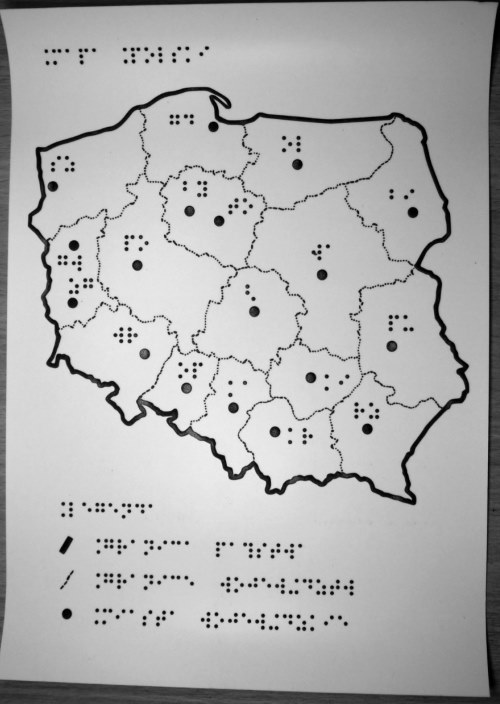 Zdjęcie przedstawia wypukłą mapę Polski z nazwami miast zapisanymi w brajlu